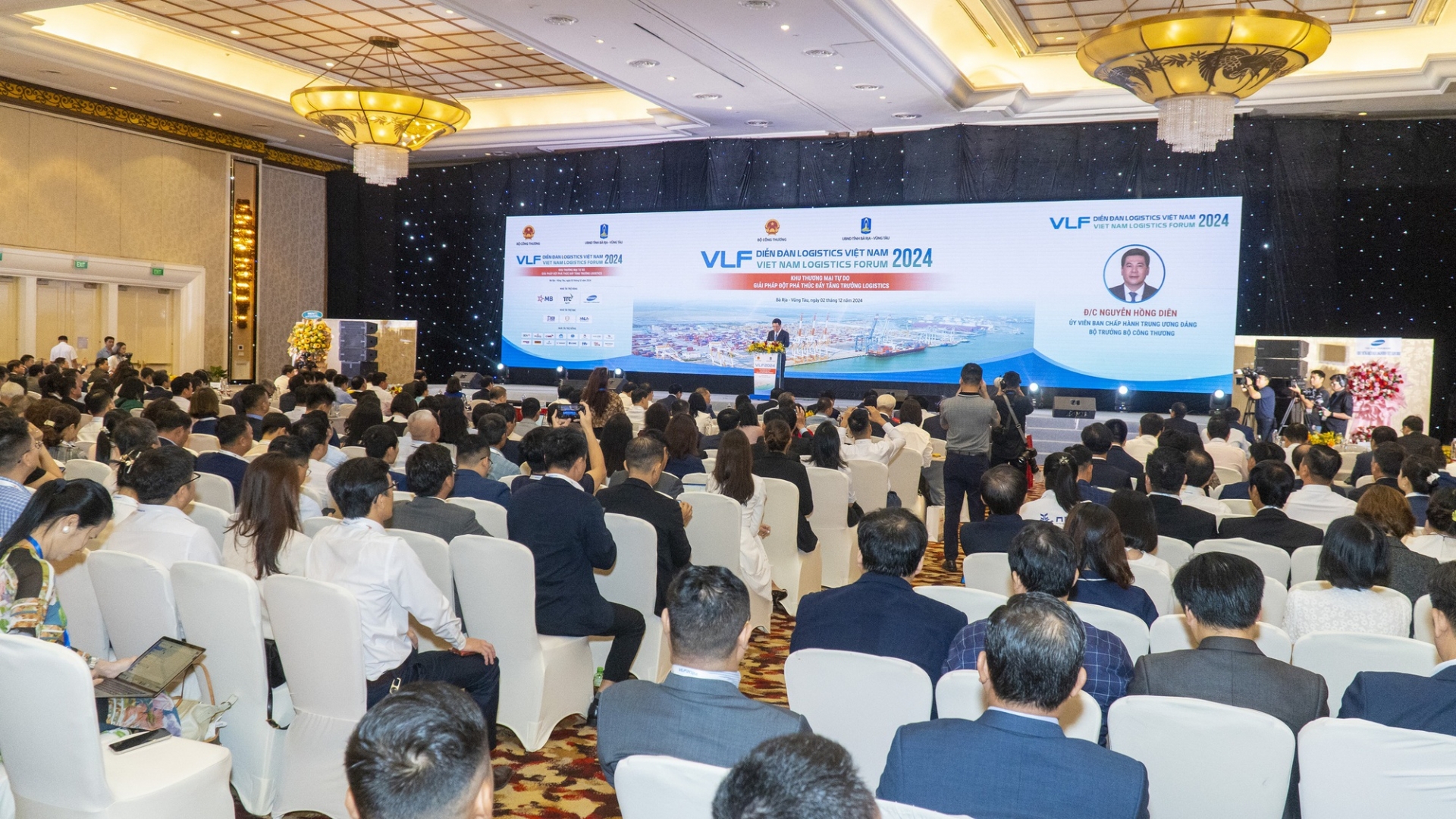 Prime Minister Pham Minh Chinh talks about "3 goals, 7 tasks, solutions" of logistics